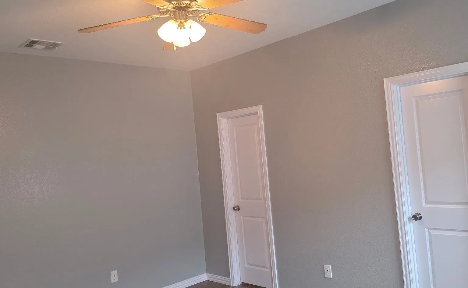 Sunny and Spacious 3 Bedroom, 2 Bathroom Home — Photo 2