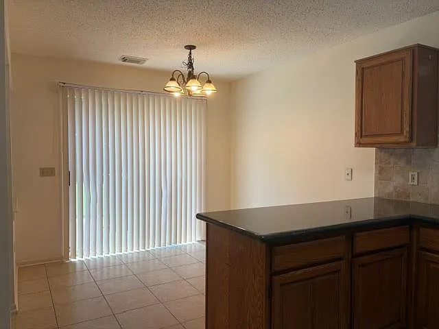 4 bed, 2.5 bath, 1887 sqft, $2,200 — Photo 3