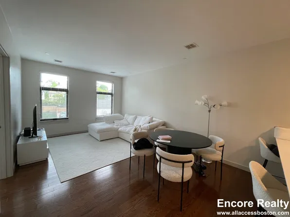 454 Harvard St #204, Brookline, MA 02446