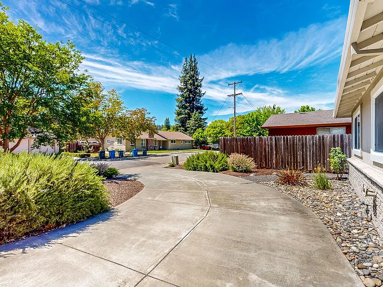 2146 Rivera Dr — Photo 6