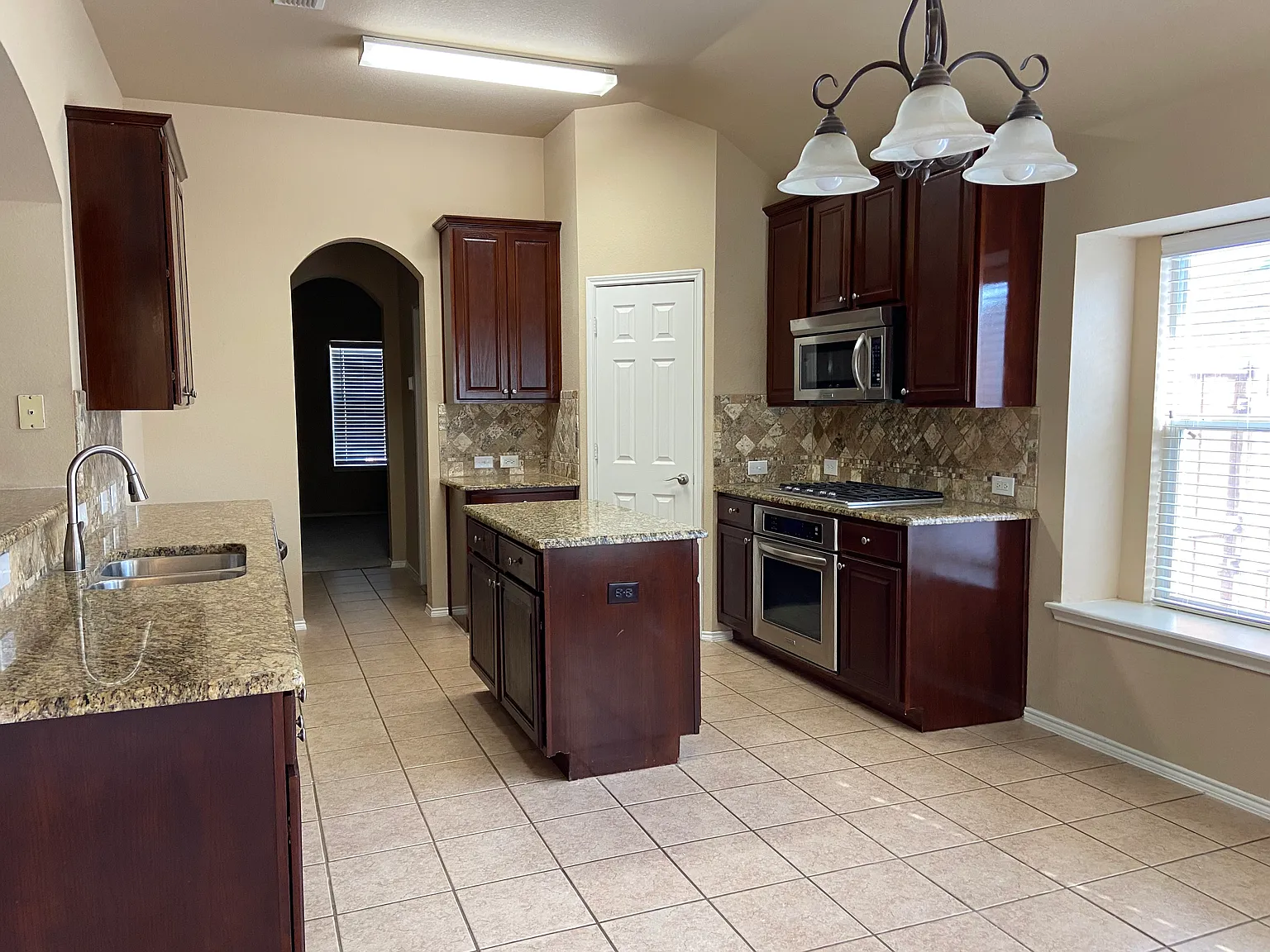4 bed, 2129 sqft, $2,700 — Photo 4