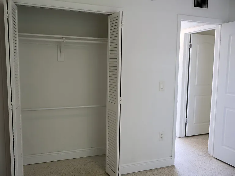 528 SW 6th St #6 — Photo 24