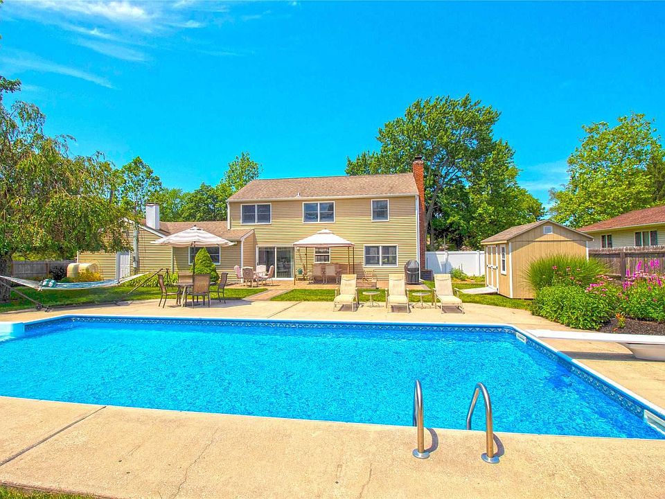 1st image of 12 Millbrook Dr