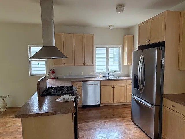 5 bed, 2674 sqft, $850 — Photo 2
