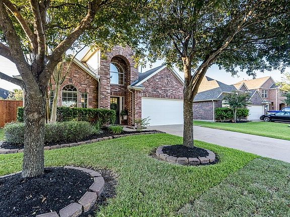 Desirable 1.5 story located in a popular Klein ISD subdivison with great schools and access to 99.
