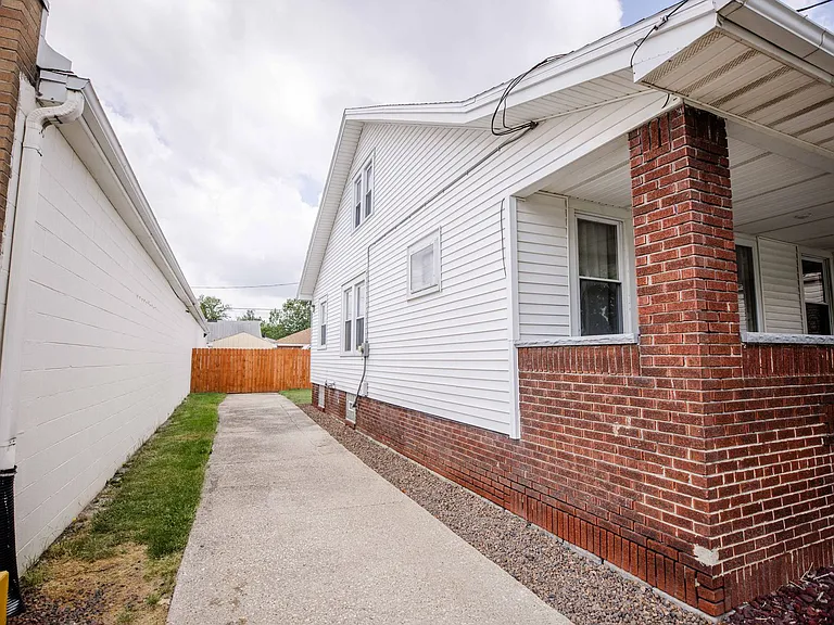 1554 Oak St #203 — Photo 5