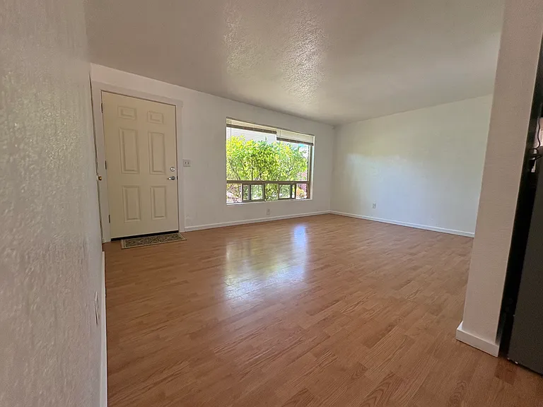 158 S 152nd St #4 — Photo 3