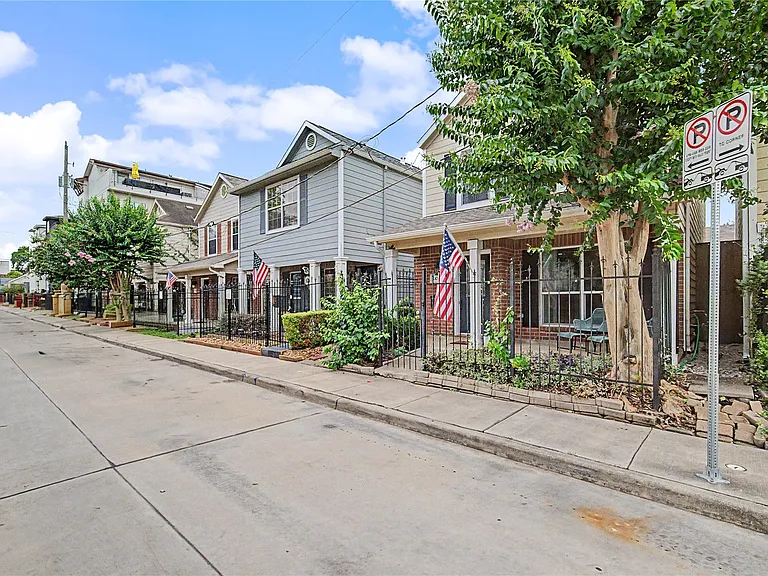 1104 Buckner St — Photo 4