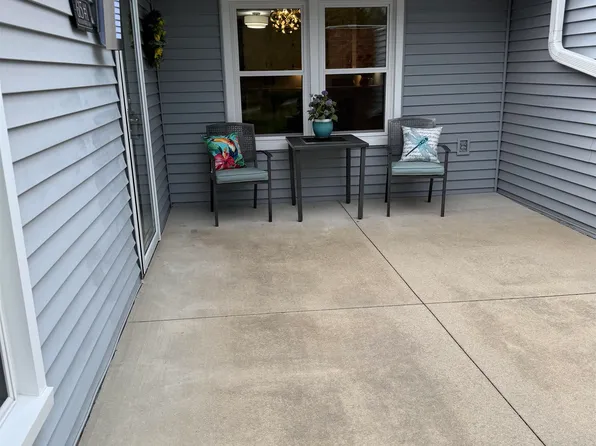 615 Woodbridge Ln, Freeport, IL 61032