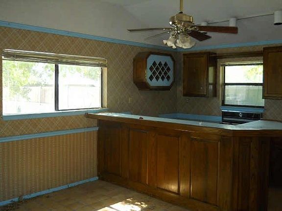 3rd image of 609 Donna Ln