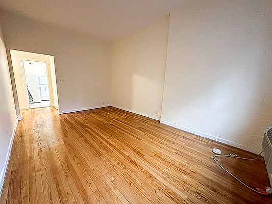 4th image of 137 W 71st St APT 3A