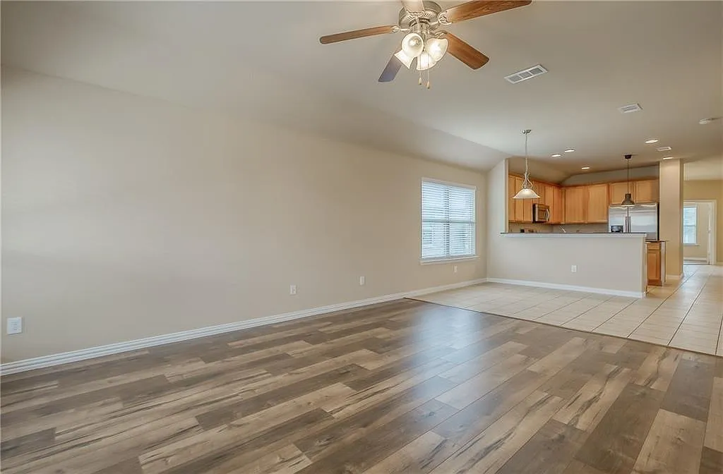 5 bed, 2045 sqft, $2,990 — Photo 4
