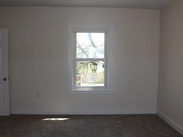 1049 Memorial Ave — Photo 8
