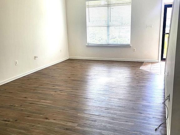 5th image of 308 London Downs Cir