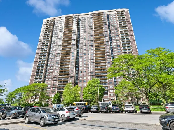 269-10 Grand Central Pkwy #33T, Floral Park, NY 11005