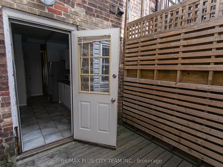 682 Bathurst St #2 — Photo 21