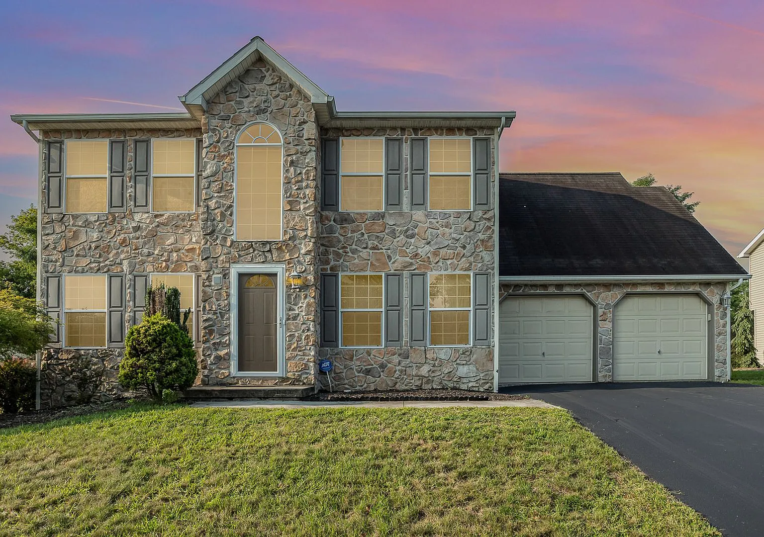 Welcome to this charming 4 bedroom, 2.5 bathroom home located in Harrisburg, PA/Susquehanna Schoo... — Photo 1