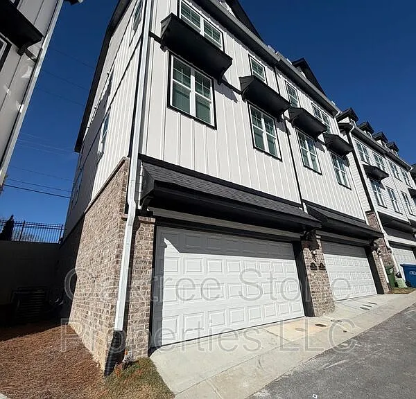 1971 Hollywood Rd NW — Photo 1