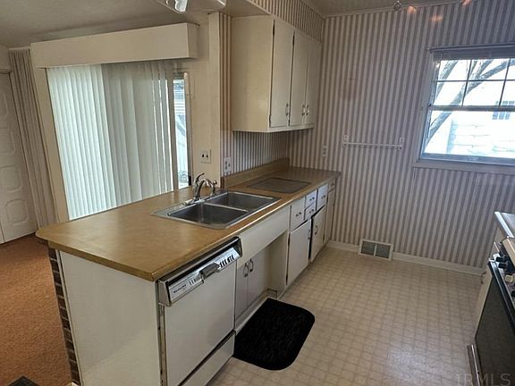 4th image of 601 S Normandy Dr