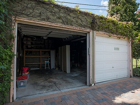 3rd image of 1933 N Mariposa Ave