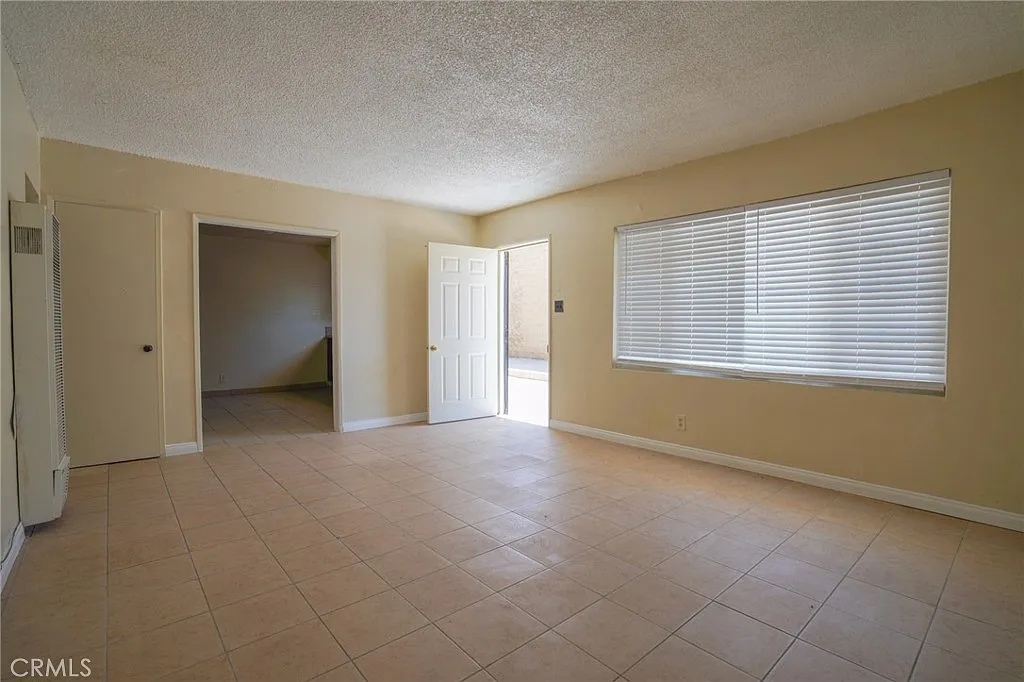 2 bed, 850 sqft, $2,400 — Photo 3