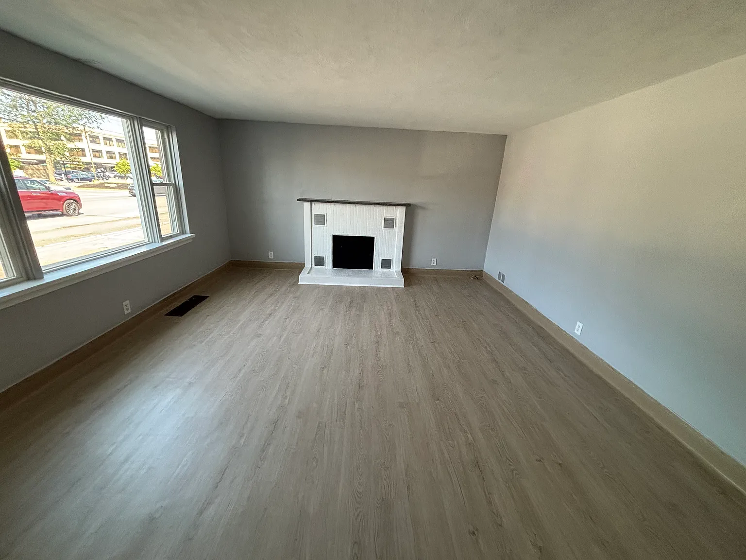 4 bed, 1.5 bath, 1450 sqft, $2,375 — Photo 2