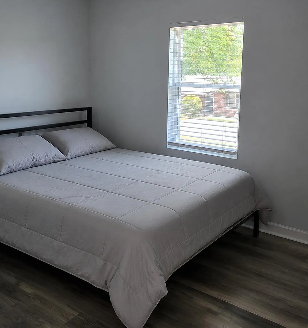3 bed, 1.0 bath, 1000 sqft, $1,139 — Photo 1