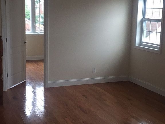 3rd image of 2545 Yates Ave