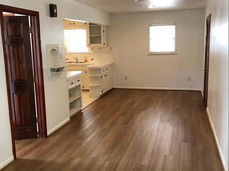 2448 White Oak Dr — Photo 2