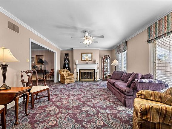 5th image of 55 Folkstone Dr