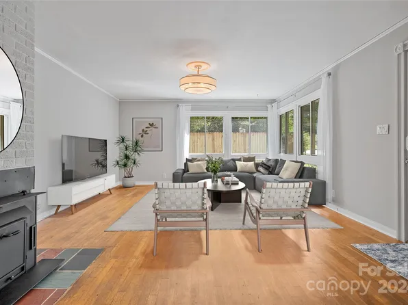 706 Oak Terrace Ln, Hendersonville, NC 28791