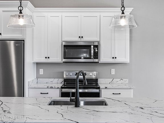 3rd image of 399 Williamsburg Dr