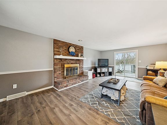 3rd image of 225 Lynn Ann Dr