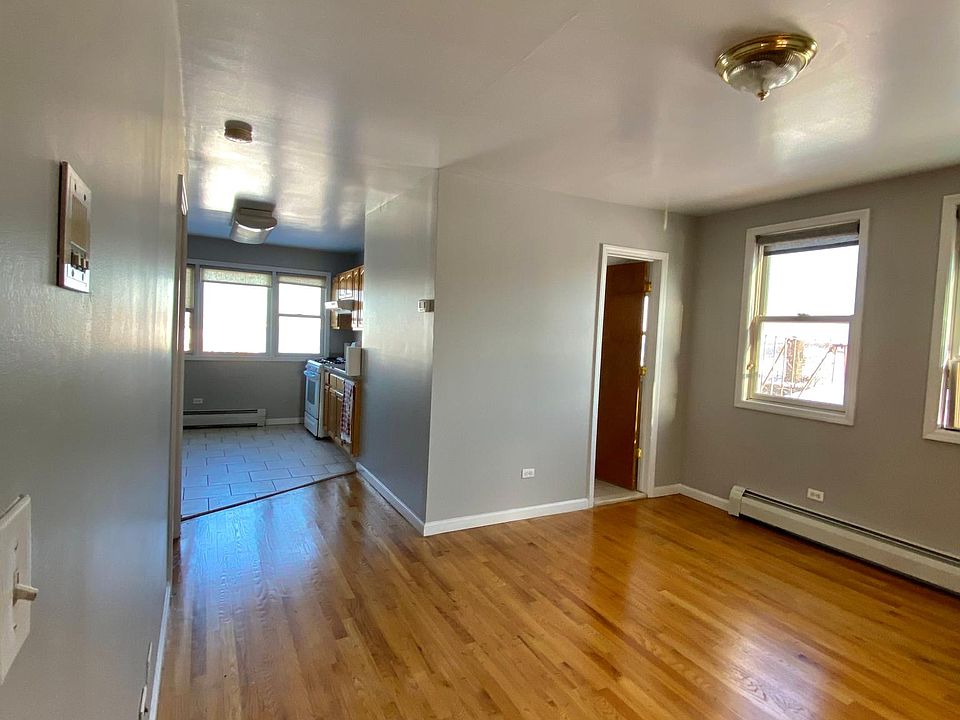 1st image of 832 Clarence Ave Floor 3