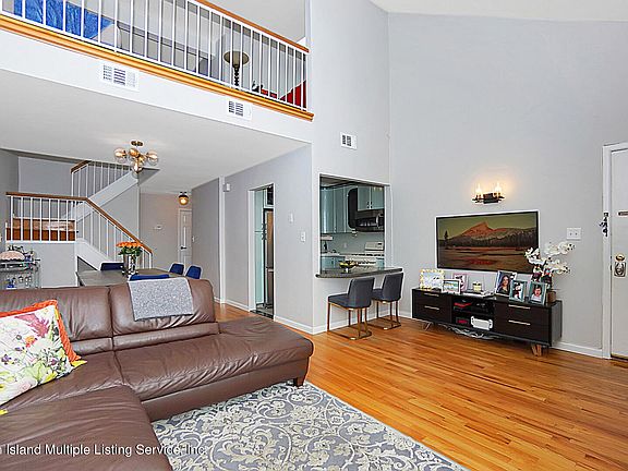 4th image of 58 Nancy Ct