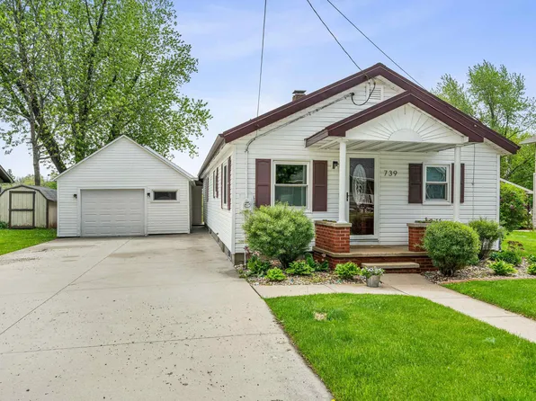 739 Park St, Wrightstown, WI 54180