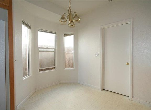 3rd image of 915 W Menusa Ct