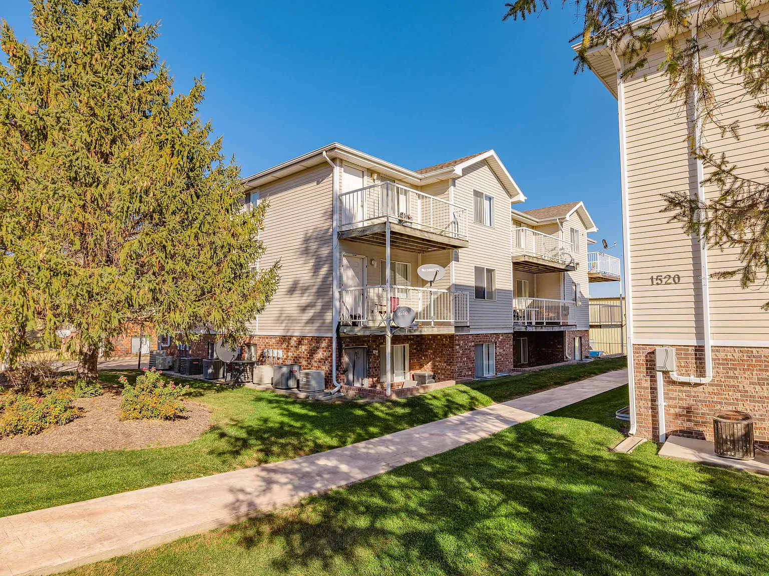 Village Square Apartments — Photo 4