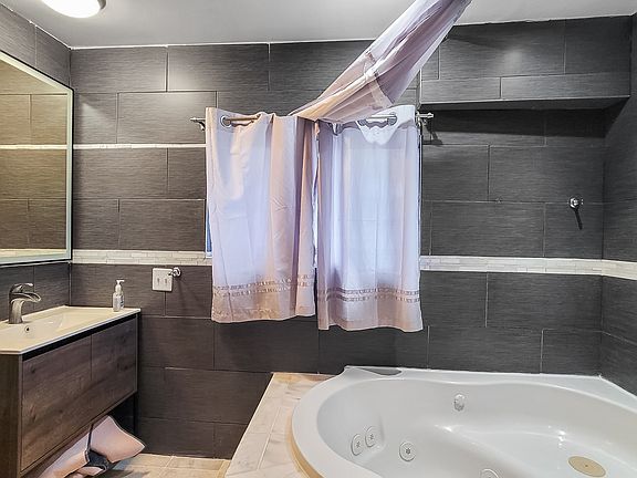 5th image of 218 E 125th St APT 1