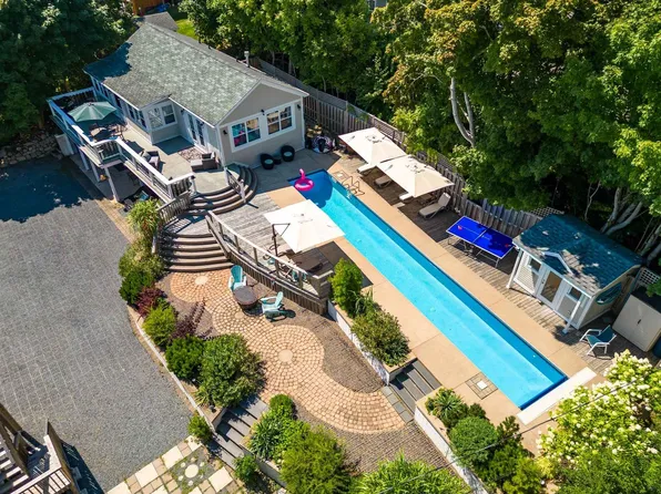 121 Duke St, Chester, NS B0J 1J0