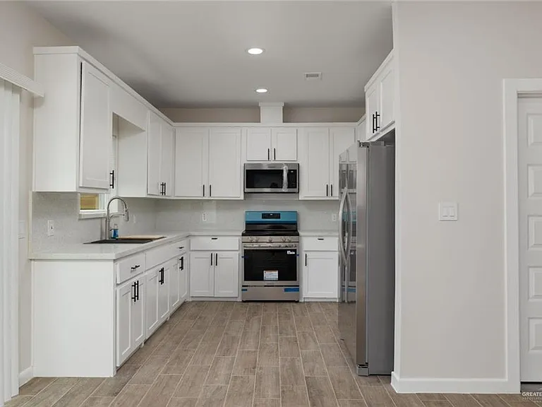 1626 W B St — Photo 2