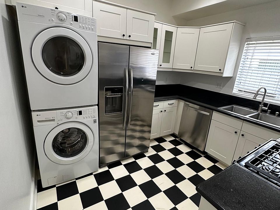 Full Size Washer/Dryer, Dishwasher