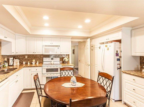 Upgraded kitchen w/granite countertops