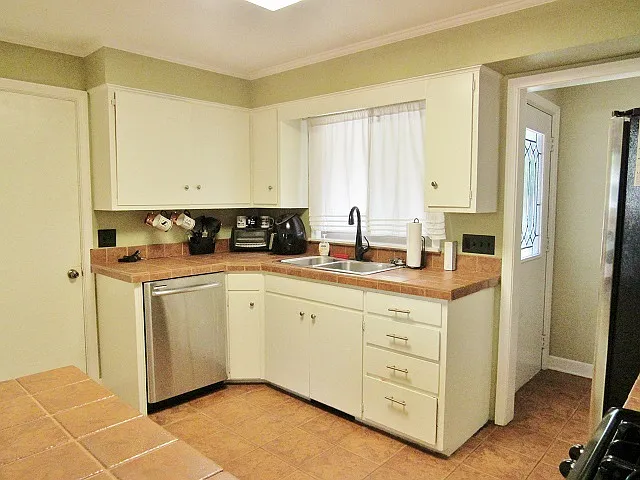 1809 Ivy Ln — Photo 2