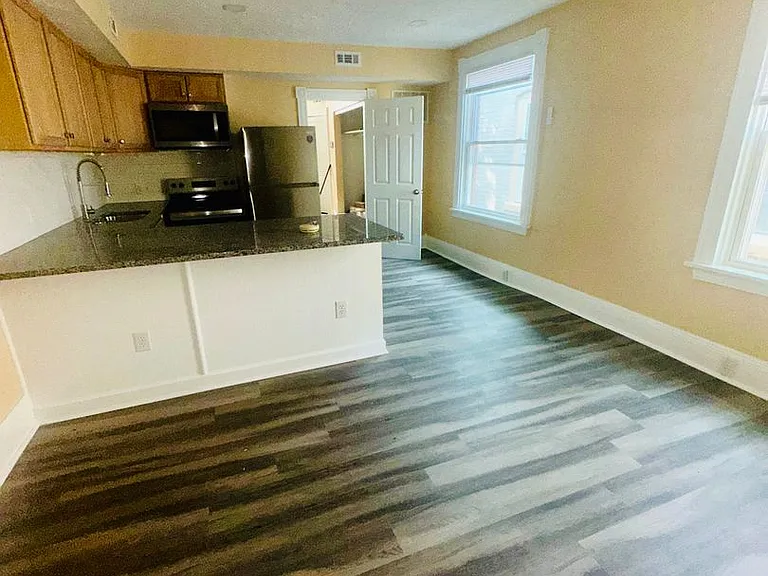 6 N. Dooley Ave. — Photo 5