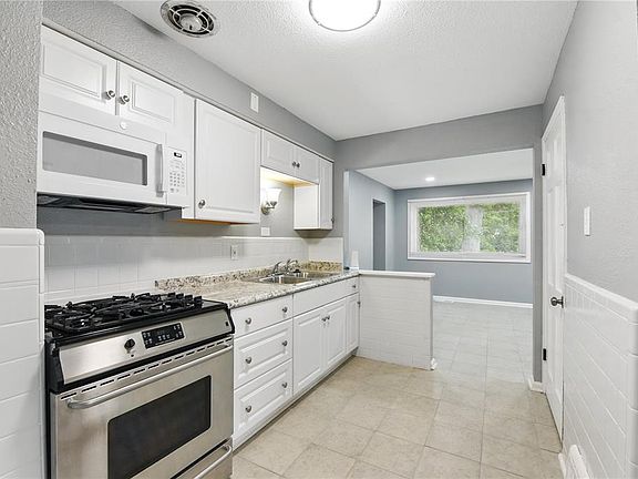 5th image of 1901 Bainbridge Dr