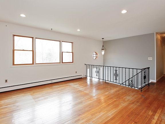 5th image of 2831 Fox Hall St