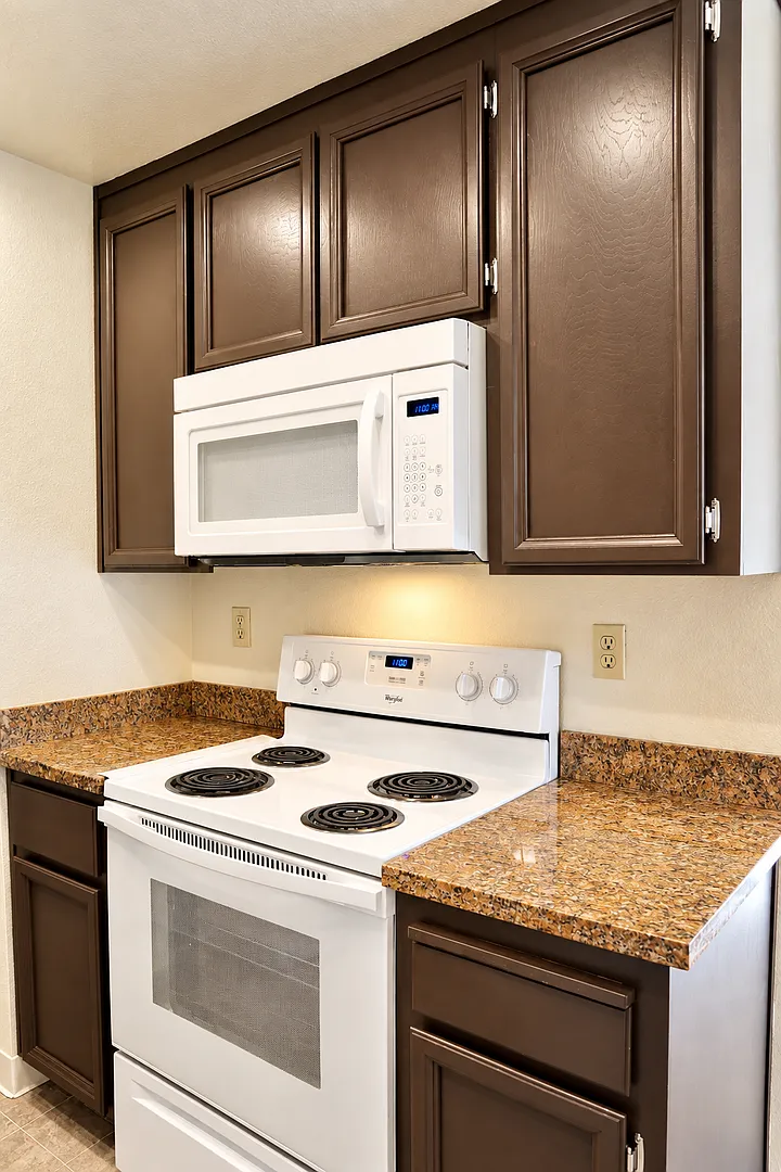 Homey 2-bedroom condo in Newark - convenient location! — Photo 3