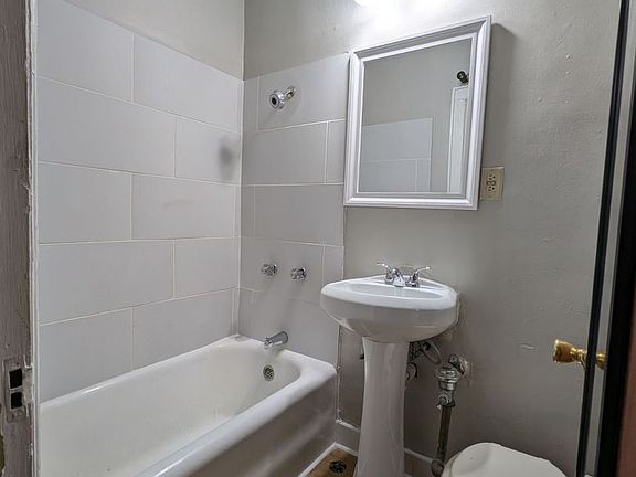 5th image of 1521 N Franklin Pl APT 104