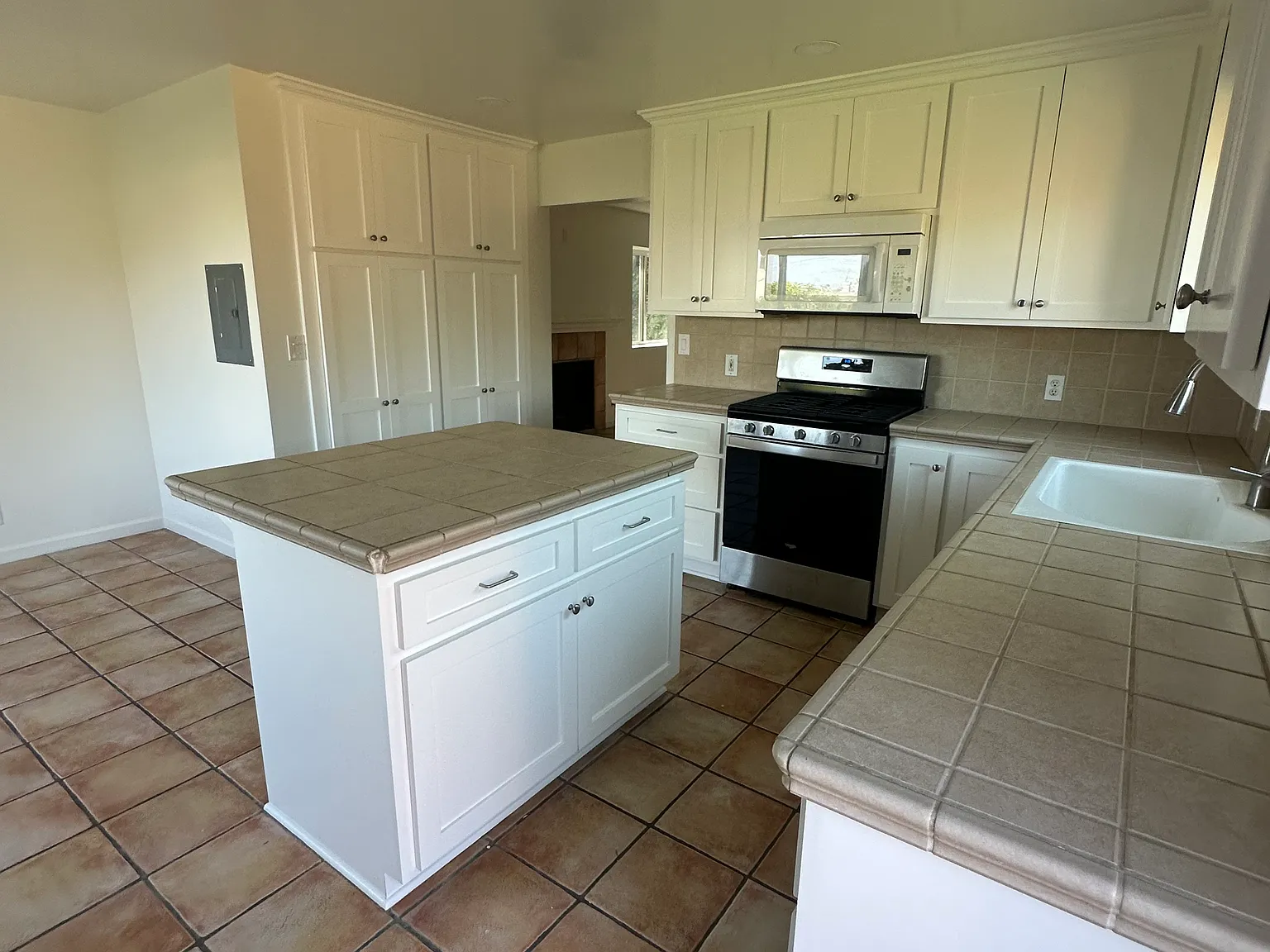 2 bed, 1.5 bath, 1240 sqft, $5,700 — Photo 3